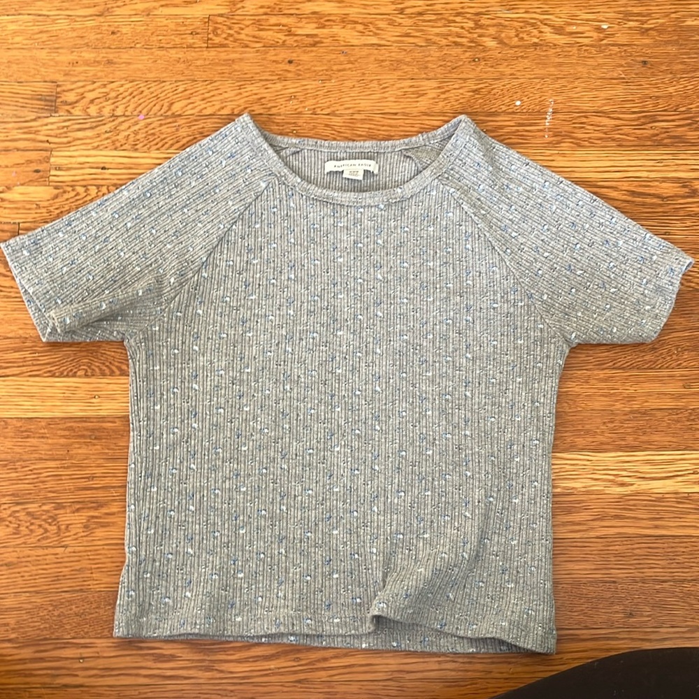 American Eagle gray cropped tshirt with small blue floral print